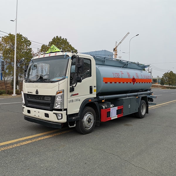 北京国六9.6方重汽豪沃运油车